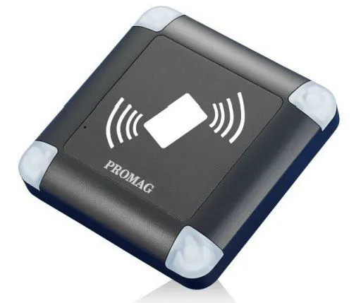 Thiết bị đầu đọc thẻ RFID thương hiệu Promag màu đen, với biểu tượng sóng và thẻ trắng nổi bật ở trung tâm, cùng đèn báo ở các góc. Đây là một thành phần cốt lõi trong các hệ thống kiểm soát ra vào, quản lý chấm công hoặc ứng dụng nhận dạng tần số vô tuyến (RFID) khác, giúp đọc dữ liệu từ thẻ không tiếp xúc một cách hiệu quả và nhanh chóng.