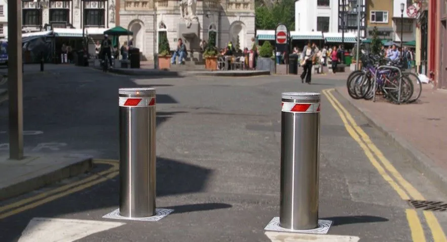 Hệ thống bollard kiểm soát ra vào phương tiện tại khu vực dành cho người đi bộ hoặc đường cấm xe, đảm bảo an toàn và trật tự đô thị