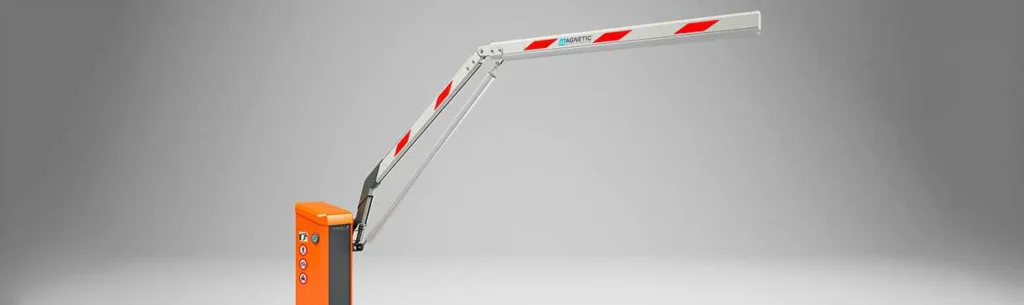 Hình ảnh mô tả thanh chắn barrier tự động màu cam và trắng, thường được sử dụng để kiểm soát lối ra vào tại các khu vực như bãi đỗ xe, cổng cơ quan hoặc trạm thu phí."